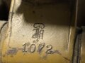 Handscheinwerfer 25kg Wehrmacht. Originallack, guter Gesamtzustand, Funktion nicht geprüft. Muß in 2 Paketen verschickt werden, daher stimmen die angegebenen Vesandkosten nicht.