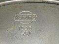 Handscheinwerfer 25kg Wehrmacht. Originallack, guter Gesamtzustand, Funktion nicht geprüft. Muß in 2 Paketen verschickt werden, daher stimmen die angegebenen Vesandkosten nicht.