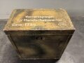 Handscheinwerfer 25kg Wehrmacht. Originallack, guter Gesamtzustand, Funktion nicht geprüft. Muß in 2 Paketen verschickt werden, daher stimmen die angegebenen Vesandkosten nicht.