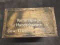 Handscheinwerfer 25kg Wehrmacht. Originallack, guter Gesamtzustand, Funktion nicht geprüft. Muß in 2 Paketen verschickt werden, daher stimmen die angegebenen Vesandkosten nicht.