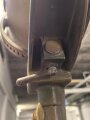 Handscheinwerfer 25kg Wehrmacht. Originallack, guter Gesamtzustand, Funktion nicht geprüft. Muß in 2 Paketen verschickt werden, daher stimmen die angegebenen Vesandkosten nicht.