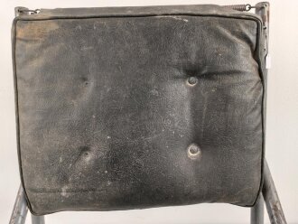 Sitz für ein Fahrzeug der Wehrmacht. Ungereinigt, Originallack.
