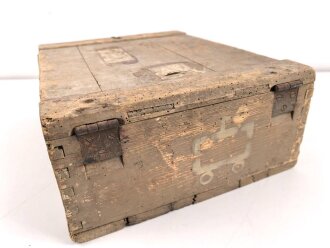 Transportkasten Wehrmacht mit taktischem Zeichen. Maße etwa 33 x 43 x 16cm, ungereinigt, Originallack