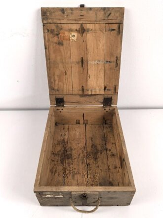 Transportkasten Wehrmacht mit taktischem Zeichen. Maße etwa 33 x 43 x 16cm, ungereinigt, Originallack