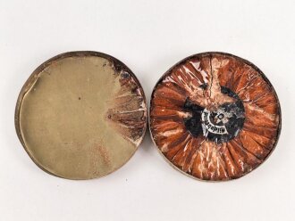 Scho-ka-kola Dose Wehrmacht Packung 1941, ungereinigtes Stück, halber Inhalt der Dose im Boden