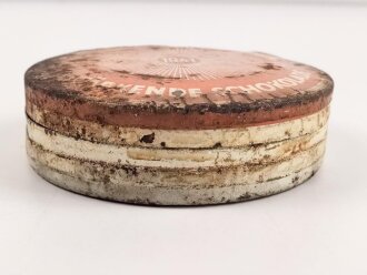 Scho-ka-kola Dose Wehrmacht Packung 1941, ungereinigtes Stück, halber Inhalt der Dose im Boden