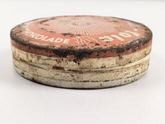 Scho-ka-kola Dose Wehrmacht Packung 1941, ungereinigtes Stück, halber Inhalt der Dose im Boden