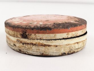 Scho-ka-kola Dose Wehrmacht Packung 1941, ungereinigtes Stück, halber Inhalt der Dose im Boden