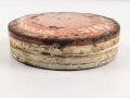 Scho-ka-kola Dose Wehrmacht Packung 1941, ungereinigtes Stück, halber Inhalt der Dose im Boden