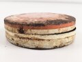 Scho-ka-kola Dose Wehrmacht Packung 1941, ungereinigtes Stück, halber Inhalt der Dose im Boden