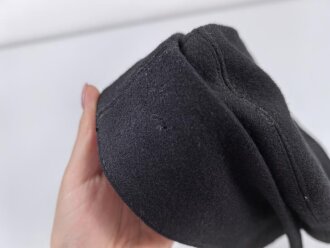 Schwarze Feldmütze ohne jegliche Stempelung. Alter und Herkunft unbekannt