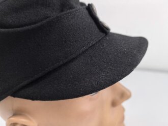 Schwarze Feldmütze ohne jegliche Stempelung. Alter und Herkunft unbekannt