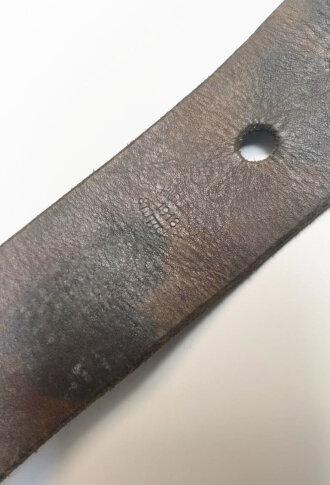 Trageriemen für einen Tornister der Wehrmacht. Das Leder datiert 1918, bei der Wehrmacht weitergeführt