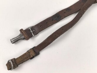 Trageriemen für einen Tornister der Wehrmacht. Das Leder datiert 1918, bei der Wehrmacht weitergeführt