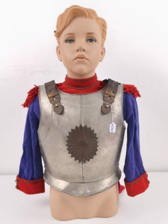 Frankreich ? Kinderuniform auf älterer Figur, Höhe des Kürass etwa 32cm