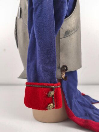 Frankreich ? Kinderuniform auf älterer Figur, Höhe des Kürass etwa 32cm