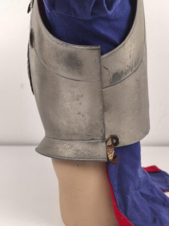 Frankreich ? Kinderuniform auf älterer Figur, Höhe des Kürass etwa 32cm