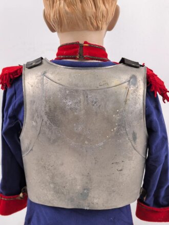 Frankreich ? Kinderuniform auf älterer Figur, Höhe des Kürass etwa 32cm