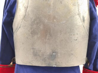 Frankreich ? Kinderuniform auf älterer Figur, Höhe des Kürass etwa 32cm