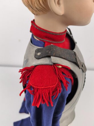 Frankreich ? Kinderuniform auf älterer Figur, Höhe des Kürass etwa 32cm