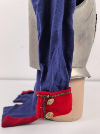 Frankreich ? Kinderuniform auf älterer Figur, Höhe des Kürass etwa 32cm