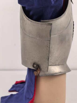 Frankreich ? Kinderuniform auf älterer Figur, Höhe des Kürass etwa 32cm