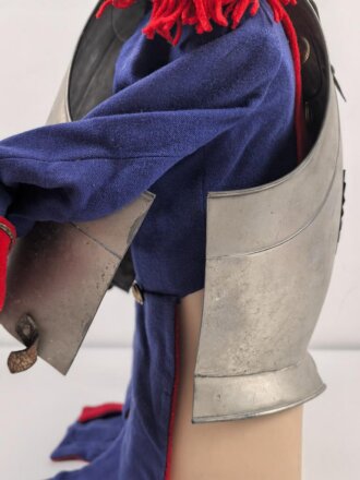 Frankreich ? Kinderuniform auf älterer Figur, Höhe des Kürass etwa 32cm