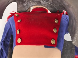 Frankreich ? Kinderuniform auf älterer Figur, Höhe des Kürass etwa 32cm