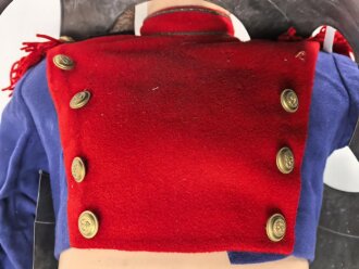 Frankreich ? Kinderuniform auf älterer Figur, Höhe des Kürass etwa 32cm