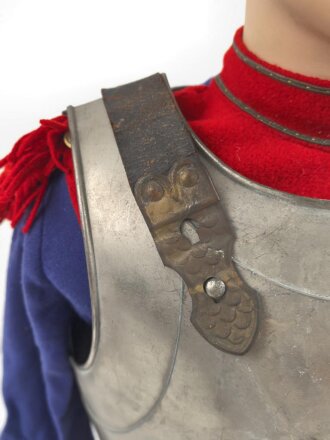 Frankreich ? Kinderuniform auf älterer Figur, Höhe des Kürass etwa 32cm