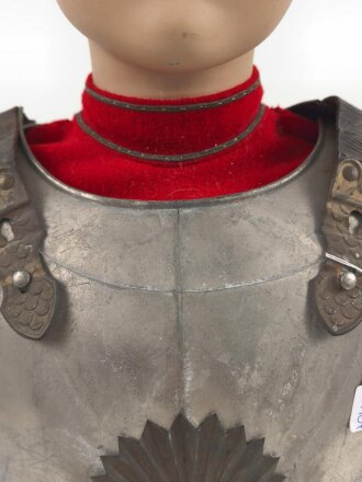 Frankreich ? Kinderuniform auf älterer Figur, Höhe des Kürass etwa 32cm
