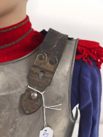Frankreich ? Kinderuniform auf älterer Figur, Höhe des Kürass etwa 32cm