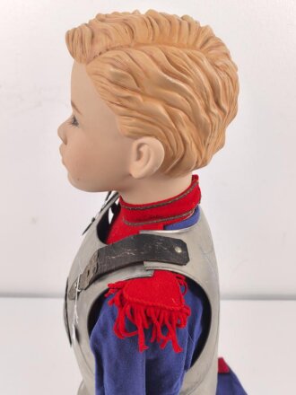 Frankreich ? Kinderuniform auf älterer Figur, Höhe des Kürass etwa 32cm