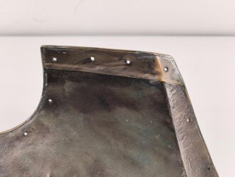 Eiserne Kürassbrust für Offiziere. Keinerlei erkennbare Stempelung, Alter und Herkunft unbekannt.