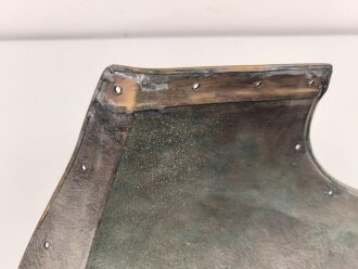 Eiserne Kürassbrust für Offiziere. Keinerlei erkennbare Stempelung, Alter und Herkunft unbekannt.