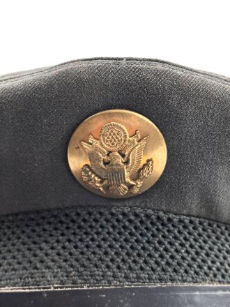U.S. Army Schirmmütze aus der Zeit des Vietnamkrieg. Grösse 7 1/8, datiert 1972. Ungereinigtes Stück  mit Namensetikett.