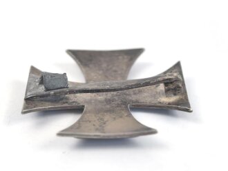 Eisernes Kreuz 1. Klasse 1914 . Gewölbte Ausführung , der Gegenhaken alt ergänzt
