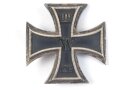 Eisernes Kreuz 1. Klasse 1914 . Gewölbte Ausführung , der Gegenhaken alt ergänzt