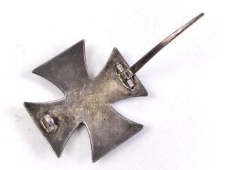 Eisernes Kreuz 1. Klasse 1914 . Gewölbte Ausführung , die Rückseite graviert " LTN Abele Rottweil"