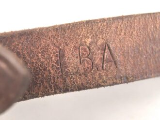 Stahlhelm Kinnriemen Wehrmacht. Frühes Stück mit Aluminiumbeschlägen, angetrocknet, mit Schuhcreme nachgebräunt ?