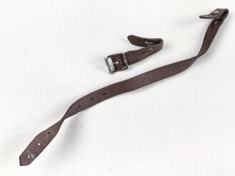 Stahlhelm Kinnriemen Wehrmacht. Frühes Stück mit Aluminiumbeschlägen, angetrocknet, mit Schuhcreme nachgebräunt ?, die Lange Seite etwas gekürzt