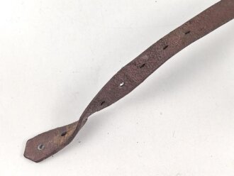 Stahlhelm Kinnriemen Wehrmacht. Frühes Stück mit Aluminiumbeschlägen, angetrocknet, mit Schuhcreme nachgebräunt ?, die Lange Seite etwas gekürzt