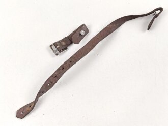 Stahlhelm Kinnriemen Wehrmacht. Frühes Stück mit Aluminiumbeschlägen, angetrocknet, mit Schuhcreme nachgebräunt ?, die Lange Seite etwas gekürzt