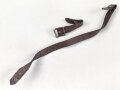 Stahlhelm Kinnriemen Wehrmacht. Frühes Stück mit Aluminiumbeschlägen, angetrocknet, mit Schuhcreme nachgebräunt ?, die Lange Seite etwas gekürzt