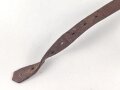 Stahlhelm Kinnriemen Wehrmacht. Frühes Stück mit Aluminiumbeschlägen, angetrocknet, mit Schuhcreme nachgebräunt ?, die Lange Seite etwas gekürzt