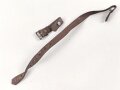 Stahlhelm Kinnriemen Wehrmacht. Frühes Stück mit Aluminiumbeschlägen, angetrocknet, mit Schuhcreme nachgebräunt ?, die Lange Seite etwas gekürzt