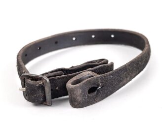 Stahlhelm Kinnriemen Wehrmacht, das Leder vollständig ausgetrocknet, datiert 1940