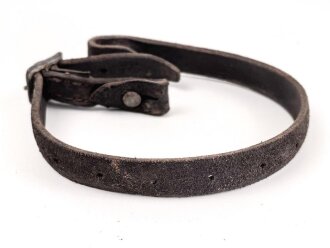 Stahlhelm Kinnriemen Wehrmacht, das Leder vollständig ausgetrocknet, datiert 1940