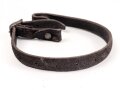 Stahlhelm Kinnriemen Wehrmacht, das Leder vollständig ausgetrocknet, datiert 1940