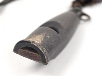 Hölzerne Trillerpfeife an geflochtenem Lederband